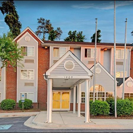 Travelers Inn And Suites Raleigh Exterior photo